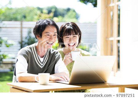 夫婦計算機搜索微笑發現 夫婦計算機搜索微笑發現 97897251