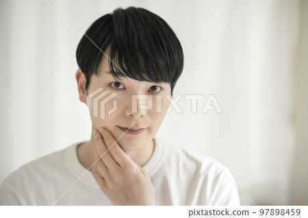 年輕人穿白T卹護膚美容形象寫真 年輕人穿白T卹護膚美容形象寫真 97898459