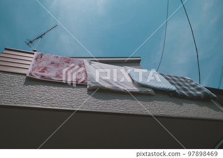 在陽台上曬被褥 97898469