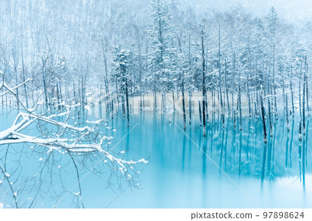 [Winter in Hokkaido] Blue pond covered with snow 97898624