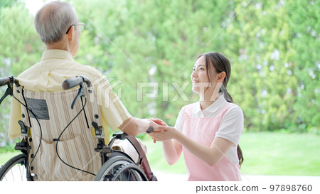 照顧輪椅老人的女傭 97898760