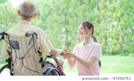 照顧輪椅老人的女傭 97898761