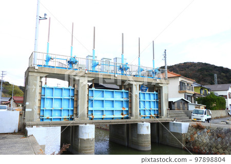 A tide gate installed on the seaside 97898804