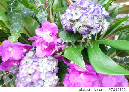 與五顏六色的花的插花 97899112