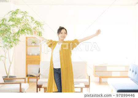 女人在家中休息 97899446