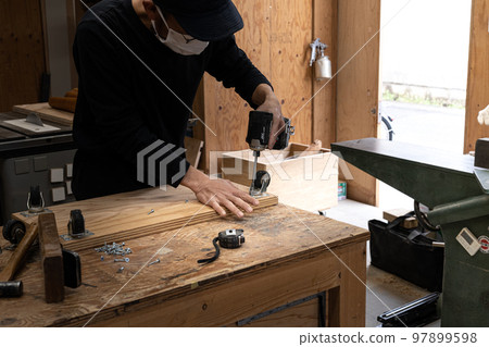 工作在車間的家具製造商 工作在車間的家具製造商 97899598
