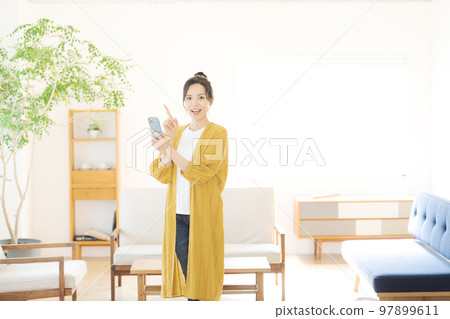 觀看智能手機的婦女 97899611