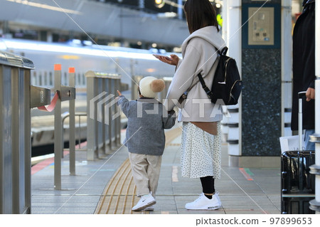 Children and mothers happy to see the Shinkansen Children and mothers at Tokyo Station Children and mothers happy to see the Shinkansen Children and mothers at Tokyo Station 97899653