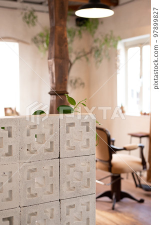 有老式家具的美髮沙龍 97899827