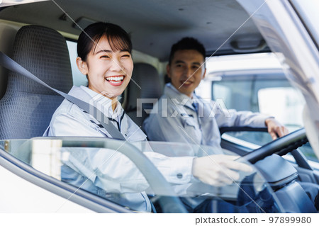 駕駛卡車的送貨員 97899980
