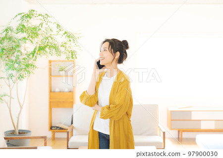 A woman who calls in the room A woman who calls in the room 97900030