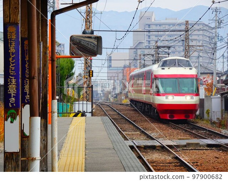 Nagano City, Nagano Prefecture 1000 series "Yukemuri" passing through Nagano Electric Railway Kirihara Station Nagano City, Nagano Prefecture 1000 series "Yukemuri" passing through Nagano Electric Railway Kirihara Station 97900682