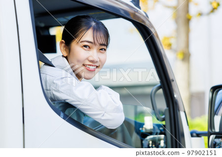 女司機駕駛一輛卡車 97902151