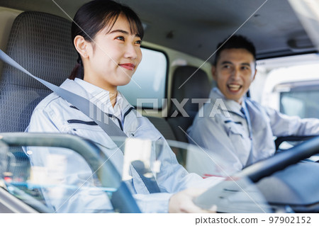 駕駛卡車的送貨員 97902152