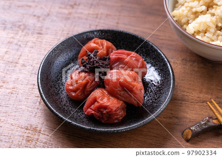 Umeboshi (pickled with shiso) 97902334