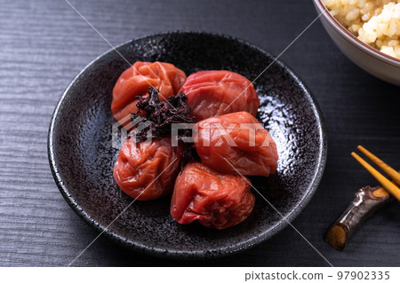 Umeboshi (pickled with shiso) 97902335