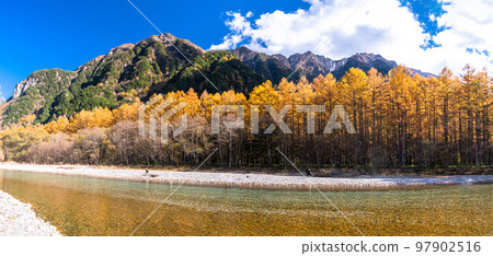 《Nagano Prefecture》Autumn Kamikochi and autumn leaves larch pine 97902516