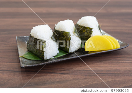 3 rice balls and Takuan 97903035