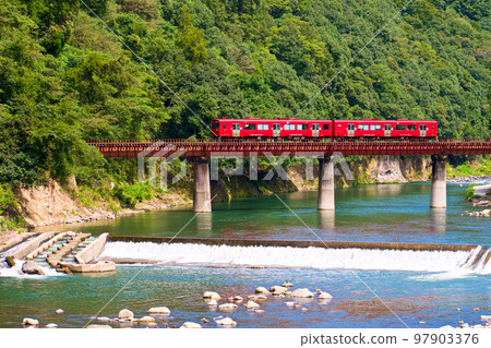 JR九州九大本線從日田開往大分的普通列車穿過楠河，進入天瀨站 97903376