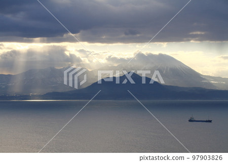 Mt. Daisen viewed from the observation deck of the Mihonoseki lighthouse parking lot in Mihonoseki-cho, Matsue City, Shimane Prefecture (Tottori Prefecture) 97903826