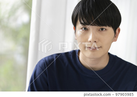 年輕男子身穿海軍藍T卹護膚美容形象寫真 97903985