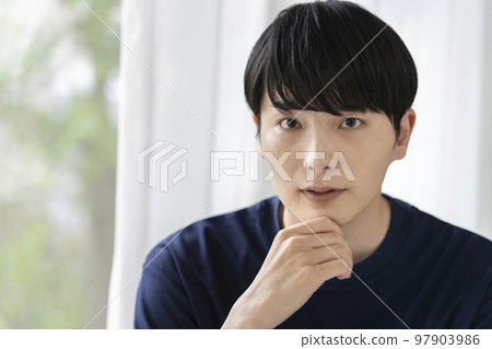 年輕男子身穿海軍藍T卹護膚美容形象寫真 97903986