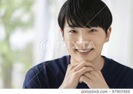 年輕男子身穿海軍藍T卹護膚美容形象寫真 97903988