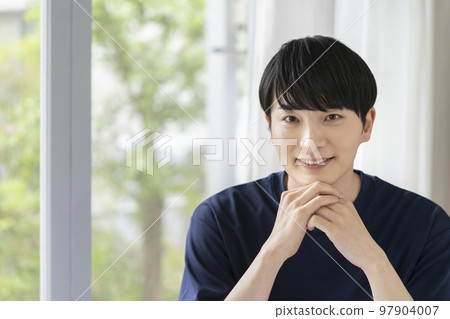 一個 20 多歲的男人對著鏡頭微笑的男士美女形象肖像 一個 20 多歲的男人對著鏡頭微笑的男士美女形象肖像 97904007