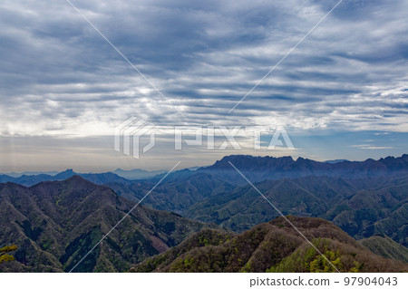 從富士山的山脊線看到的兩神山和武甲山的景色。 97904043
