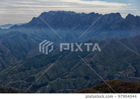 從西上州笠丸山的山脊看到晨霧中的兩神山 97904044
