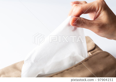 拿紙巾的女人的手 97904151