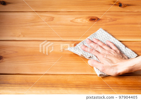 用廚房抹布（一次性抹布）擦拭女人的手 97904405