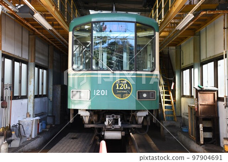 Enoshima Electric Railway Series 1000 stopping at the depot 97904691