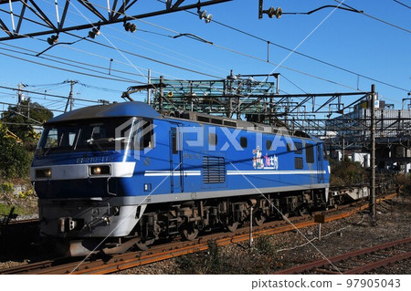 EF210 type electric locomotive (EF210 type 112) going through the Keihin industrial area EF210 type electric locomotive (EF210 type 112) going through the Keihin industrial area 97905043