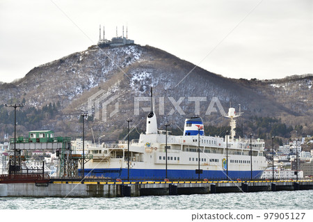 冬季在北海道函館市函館港拍攝前青函渡輪摩週丸的景色 冬季在北海道函館市函館港拍攝前青函渡輪摩週丸的景色 97905127