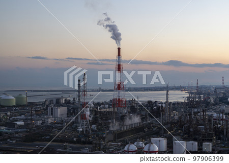 從港口大樓瞭望台看到的夕陽染紅的四日市 97906399