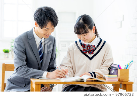 在補習班學習的女孩和老師 97906728