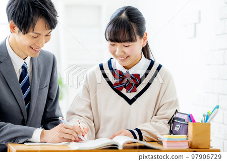 在補習班學習的女孩和老師 97906729