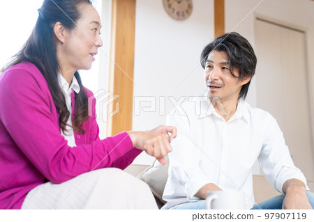 男人和女人在客廳裡聊天 97907119