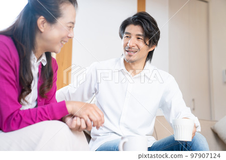 男人和女人在客廳裡聊天 97907124