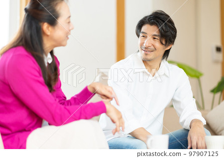 男人和女人在客廳裡聊天 97907125