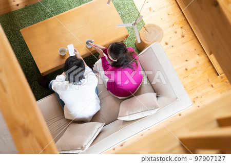 男人和女人在客廳裡聊天 97907127