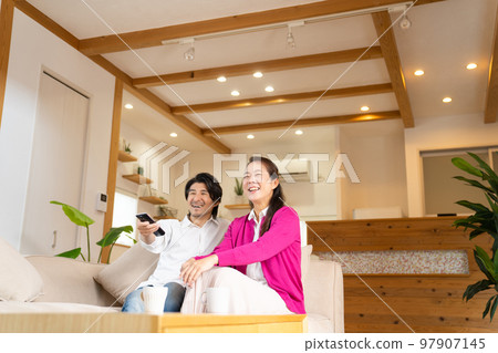 Men and women watching TV 97907145