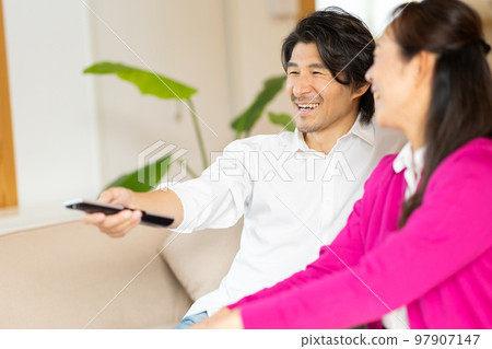 男人和女人看電視 97907147