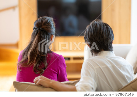 男人和女人看電視 97907149