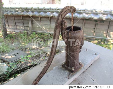 位於熊本縣宇岐市世界遺產三隅西湖的歷史悠久的 Kaiso 批發商,前高田會所後院的舊手泵抽水泵。 位於熊本縣宇岐市世界遺產三隅西湖的歷史悠久的 Kaiso 批發商,前高田會所後院的舊手泵抽水泵。 97908541