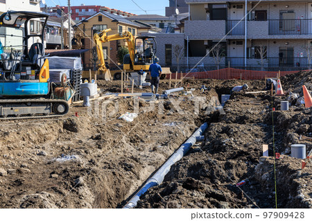 Detached house construction site, installation of drainage pipes 97909428