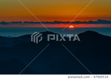 從天狗高原看到的四國岩溶日出 從天狗高原看到的四國岩溶日出 97909516