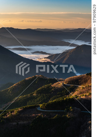 從天狗高原看到的四國喀斯特雲海 97909629