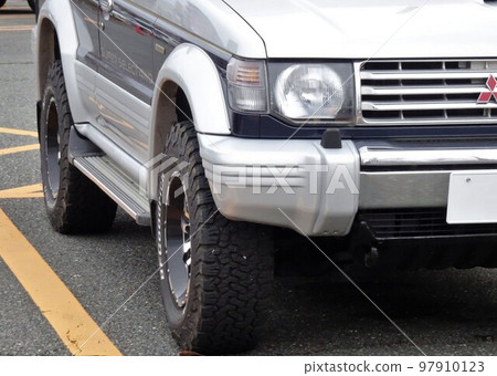 Car image Mitsubishi 2nd generation Pajero 5-door front mask 97910123